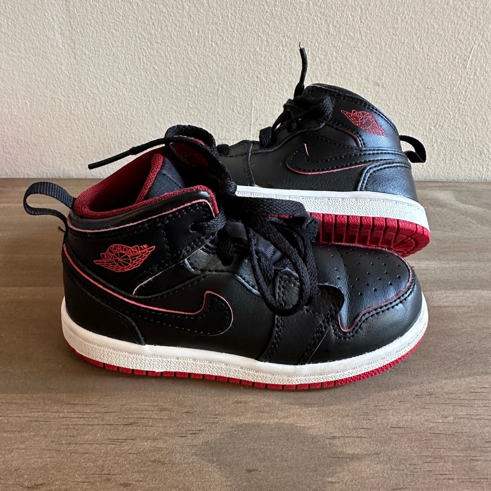 Nike Air Jordan 1 Mid Shoes